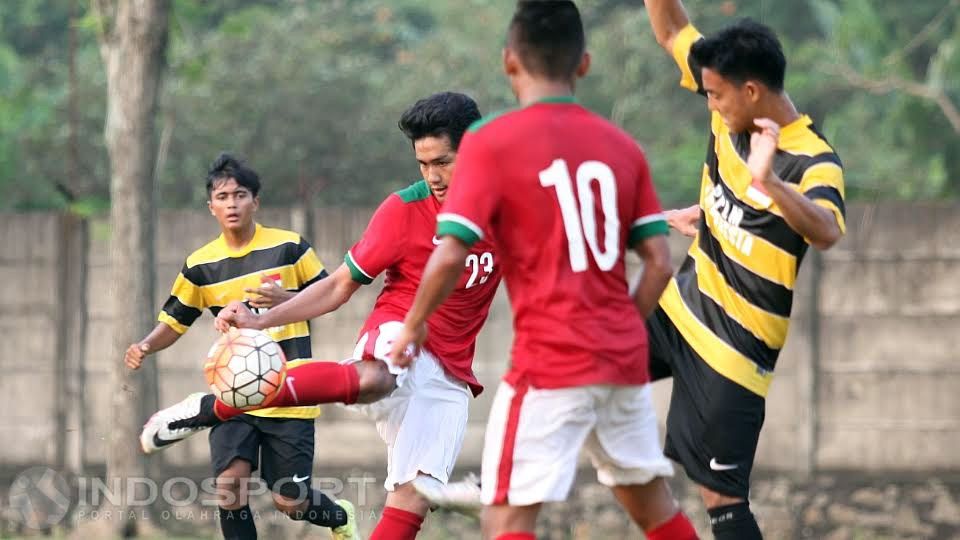Pesepakbola Timnas U-19, Muhammad Ravli melakukan tendangan ke gawang PPLM. Copyright: &copy; Herry Ibrahim/Indosport